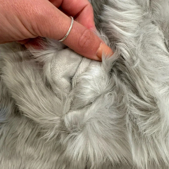 New Restoration Hardware Luxe Fur Grey Fox
Bunting, size 6 month - Picture 5 of 7